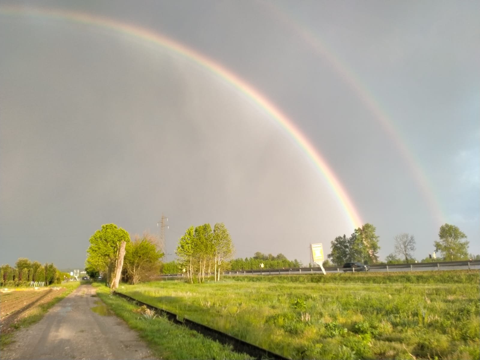 Arcobaleno sui campi dell'orto